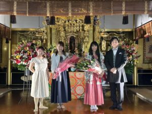 「南区歌声広場」マダム千、ピアニストの小川梨沙さん、坊守の古川さんと記念写真